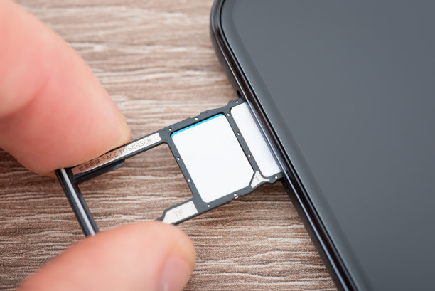 将装有sim卡的托盘插入手机图片下载