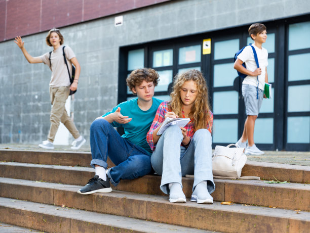 大学生们在课间休息时一起准备图片下载