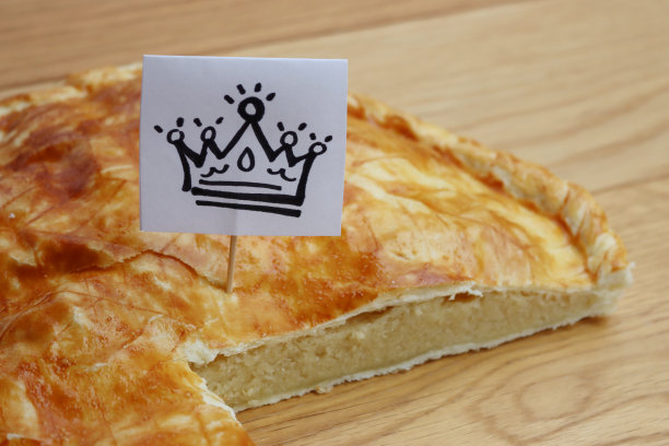 Galette des rois，传统的法式桌上蛋糕。主显节蛋糕图片下载