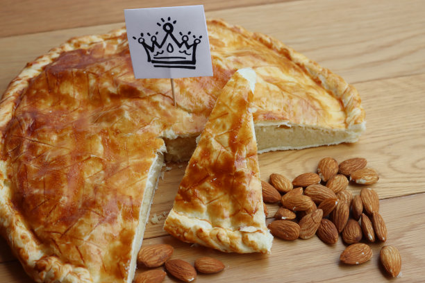 Galette des rois，传统的法式桌上蛋糕。主显节蛋糕图片下载