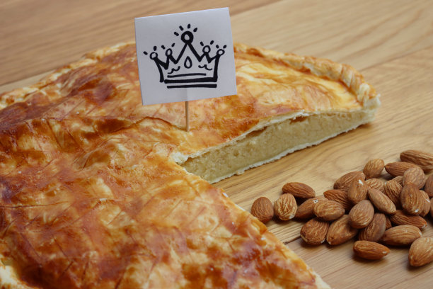 Galette des rois，传统的法式桌上蛋糕。主显节蛋糕图片下载