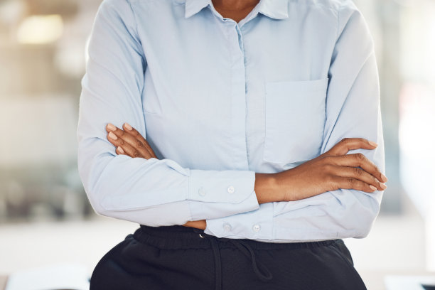 一个有动力、有远见、有商业头脑的女人，在办公室里双手交叉，在工作中自豪、有力量、有坚定的态度。员工、企业家或公司员工对事业上的成功持积极态度图片下载