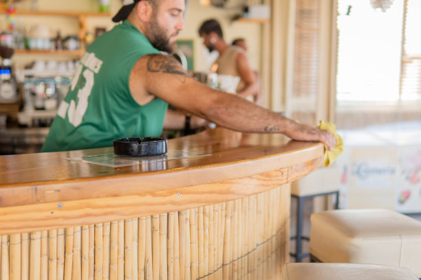 在夏季酒吧工作图片下载