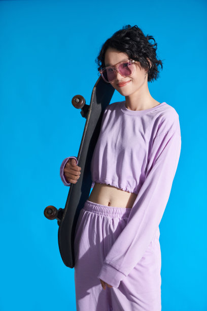 玩滑板的微笑女孩图片下载