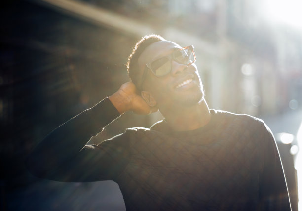 英俊的黑人男子摆姿势。图片下载