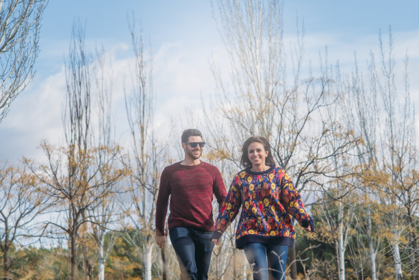 女人和男人在户外玩得很开心。图片下载