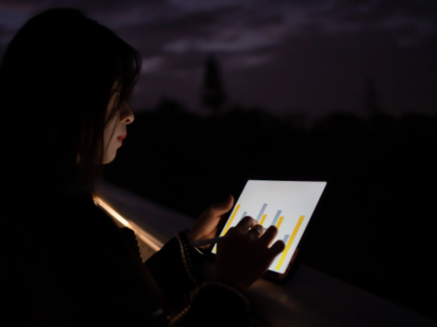 晚上在平板电脑上查看图表图片下载