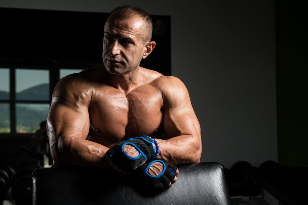 肌肉男运动后在健身房休息图片下载