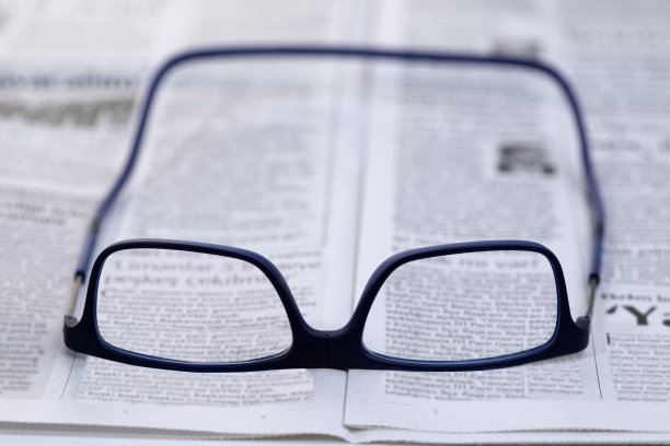 报纸和眼镜图片下载