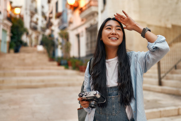 亚洲女游客学生在城市街道图片下载