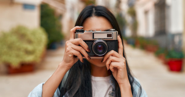 亚洲女游客学生在城市街道图片下载