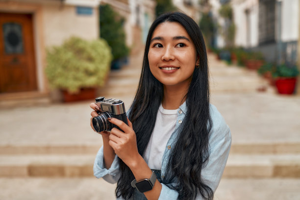 亚洲女游客学生在城市街道图片下载