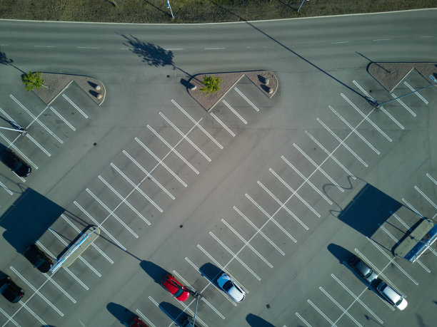 一个停车位的无人机航拍图像图片下载