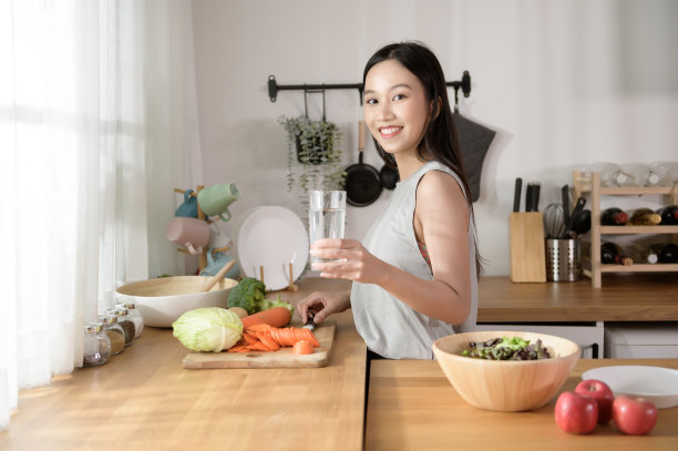 亚洲年轻女性在家厨房喝淡水，健康的生活方式理念图片下载