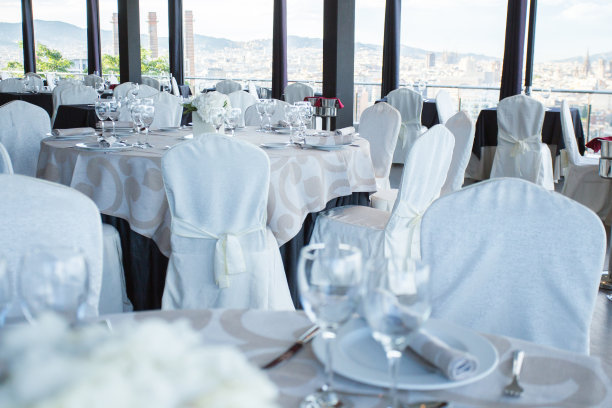 优雅的餐厅餐桌，餐具，陶器和玻璃杯。图片下载