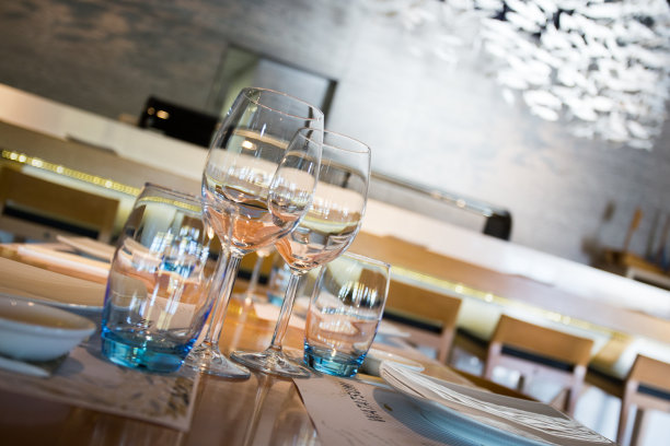 优雅的餐厅餐桌，餐具，陶器和玻璃杯。图片下载