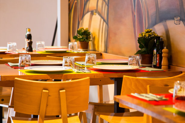 优雅的餐厅餐桌，餐具，陶器和玻璃杯。图片下载