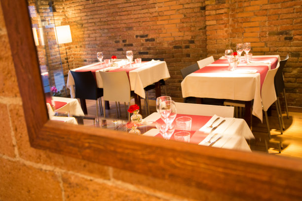 优雅的餐厅餐桌，餐具，陶器和玻璃杯。图片下载