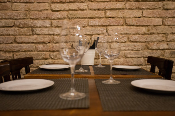 优雅的餐厅餐桌，餐具，陶器和玻璃杯。图片下载