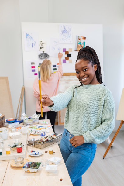 年轻的非洲艺术家正在她的工作室里摆姿势图片下载