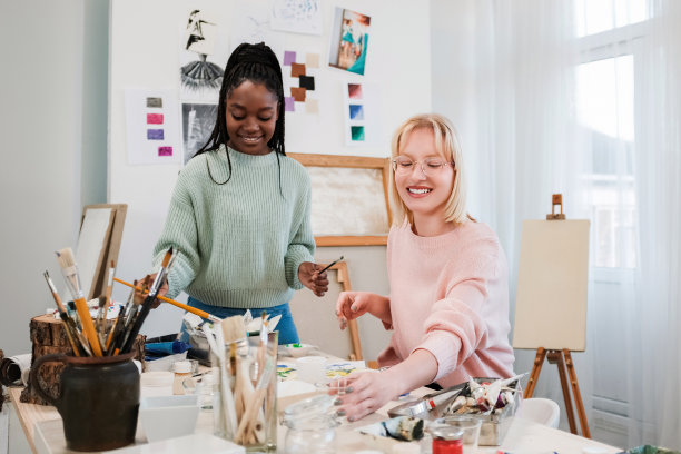 年轻的女艺术家在她们的画室里图片下载