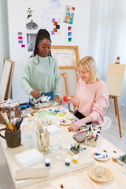 年轻的女艺术家在她们的画室里图片下载