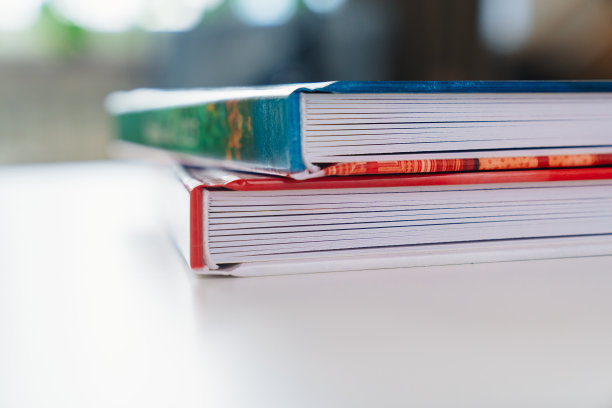 用塑料页在白色桌子上装订相册。图片下载