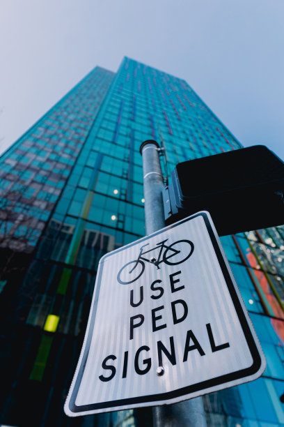 自行车和行人的路标图片下载