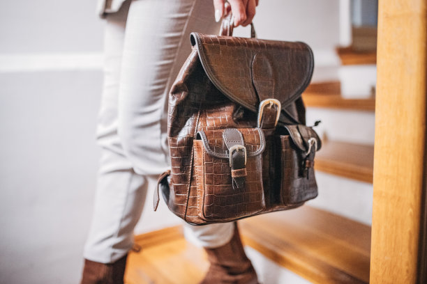 背皮背包的女子图片下载