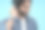 微笑的阿拉伯男学生戴着耳机听音乐特写图片下载