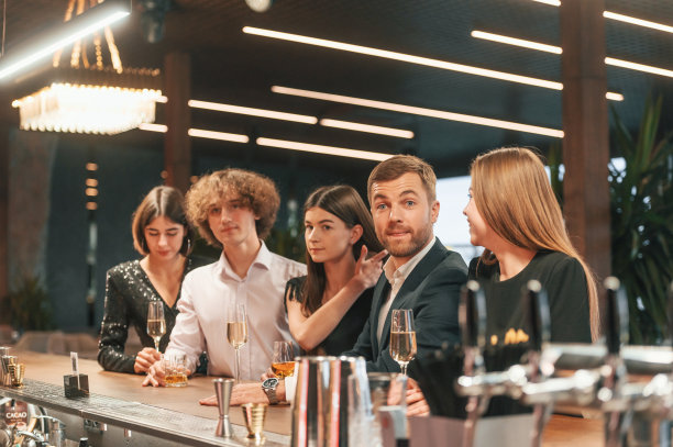 坐在一起。一群穿着优雅的人在餐厅庆祝活动图片下载