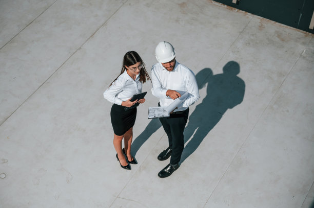 前视图。男人和女人在外面一起做建筑工程图片下载