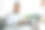 使用笔记本电脑。一个穿着正装的男人在现代化的办公室里工作图片下载