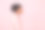 带着无线耳机的黑人年轻女子的特写肖像。图片下载