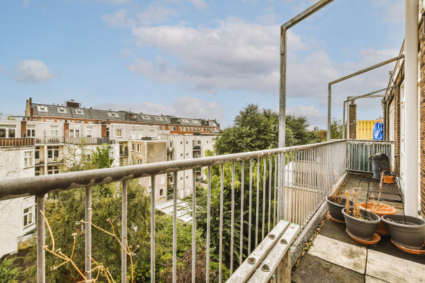 带椅子和门的狭窄阳台图片下载