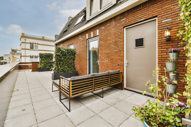 带椅子和门的狭窄阳台图片下载