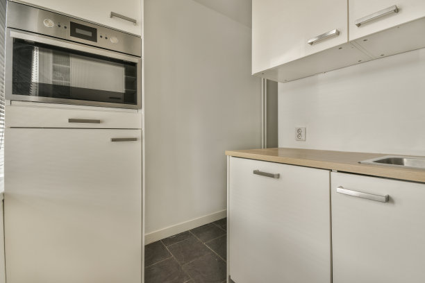 现代家具在轻的家庭厨房图片下载