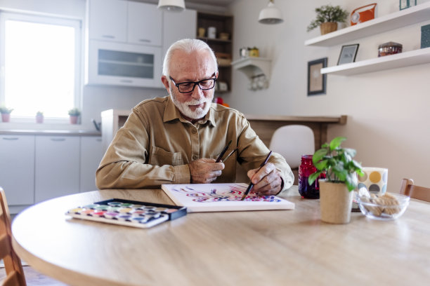 快乐高级男子绘画。图片下载