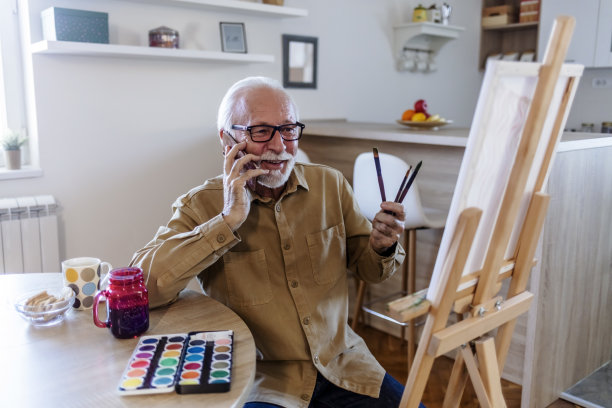 老年工匠在电话里交谈。图片下载