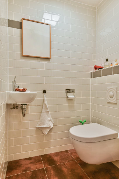 狭窄厕所的壁挂式马桶图片下载