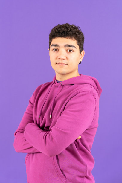 西班牙男孩双臂交叉的肖像图片下载