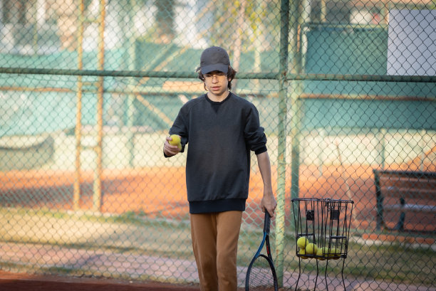 年轻的少年全神贯注地发球图片下载