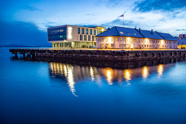 清晨在挪威奥勒松邮轮码头的夜晚图片下载
