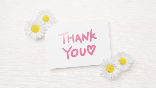 3 d演示。白色木纹背景上的白纸和花朵。用粉色钢笔手写的“谢谢”。信。(水平)图片下载