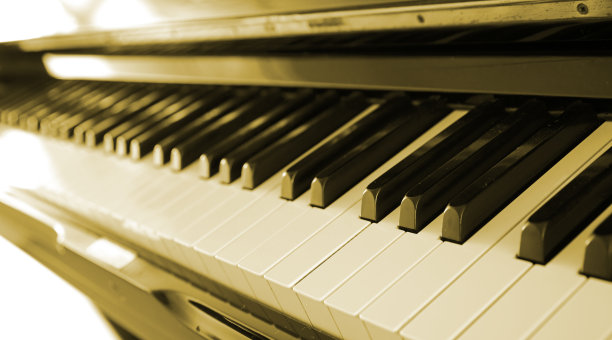 三角钢琴乌木和象牙琴键图片下载