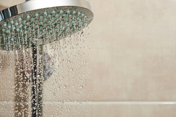 热的放松水从浴室的淋浴头流出图片下载