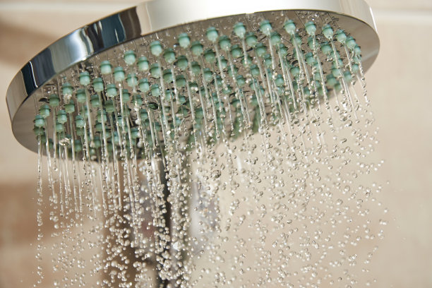 快速水流从浴室的铬淋浴头图片下载