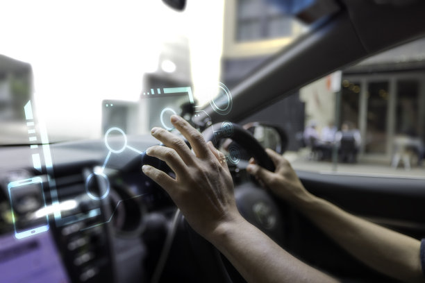 未来汽车和图形用户界面(GUI)。智能汽车。连接汽车。物联网。抬头显示(HUD)。图片下载