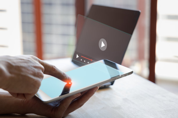 人触摸智能手机观看和直播屏幕的互联网视频流和多媒体技术的概念。人们和社交媒体，科技的生活方式。图片下载