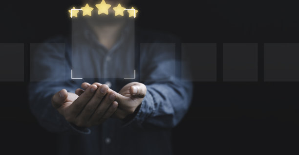 商家手握虚拟空框，加上金五星的选择项目，优秀的顾客使用后评价理念的产品和服务理念。图片下载